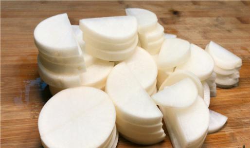 奶奶獨(dú)家秘制腌白蘿卜,不用放鹽,一個(gè)晚上就能吃,酸辣又脆爽